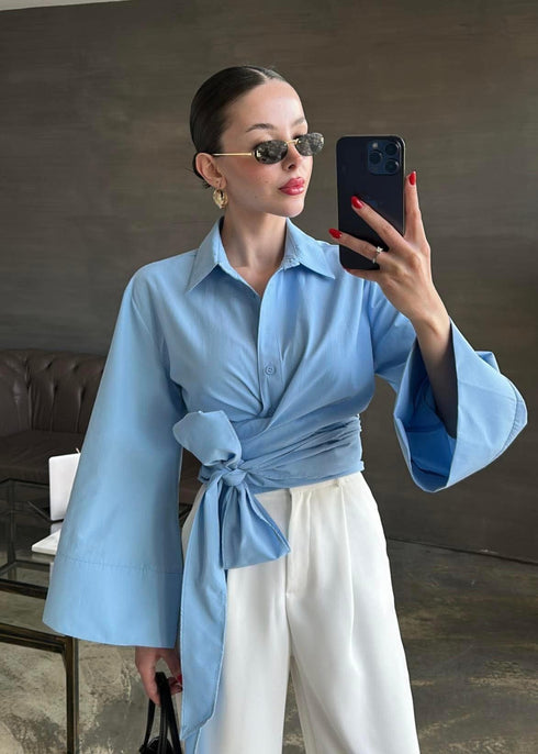 قميص قصير مربوط باللون الأزرق